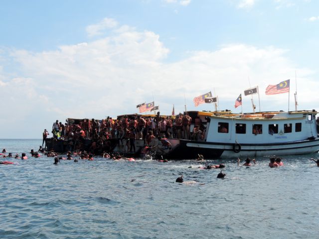 Eine Horde Chinesen überfüllen die Korallenbänke.